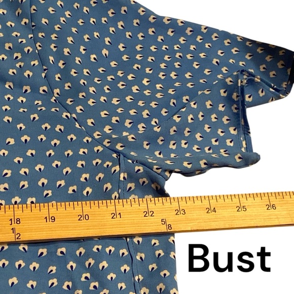 Banana Republic blue with white little floral print size XL
A32 - Picture 6 of 10